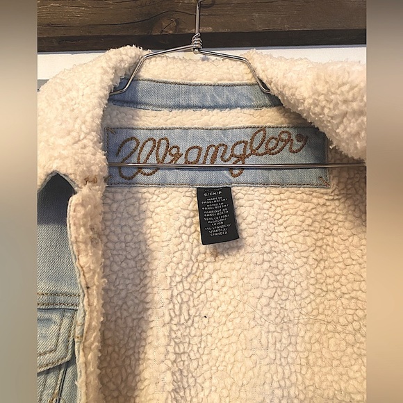 Wrangler Woman’s Sherpa lined denim jacket size S - Picture 3 of 4